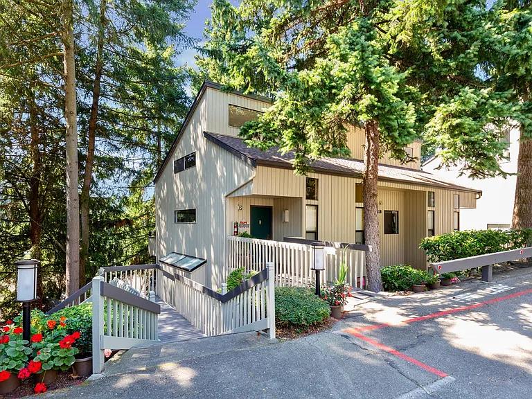 3545 109th Pl NE APT 1, Bellevue